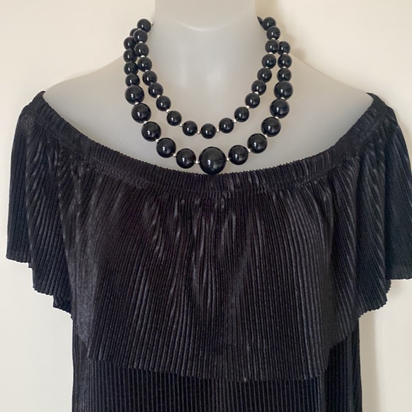 Women’s top size medium and necklace. #5 - Picture 2 of 8